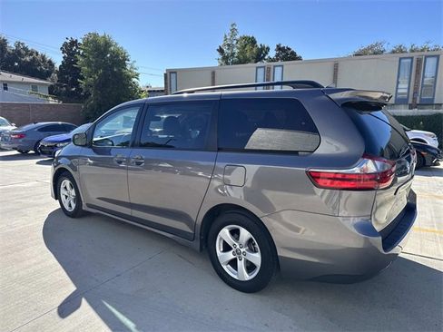 Used 2020 Toyota Sienna LE image 5
