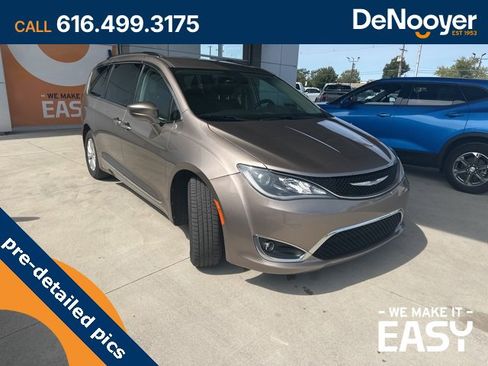 Used 2017 Chrysler Pacifica Touring-L image 7