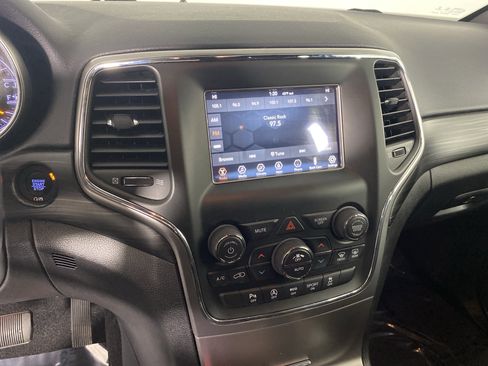 Used 2020 Jeep Grand Cherokee Laredo image 25