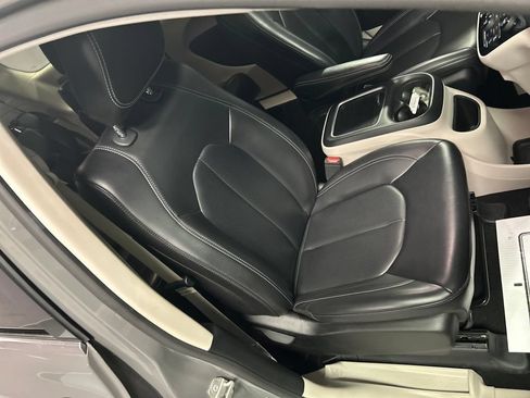 Used 2023 Chrysler Pacifica Touring-L FWD image 26