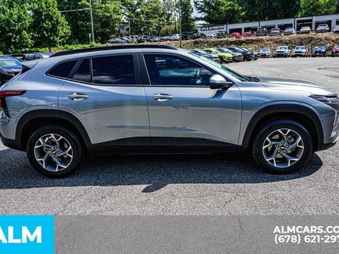 Used 2025 Chevrolet Trax LT FWD image 8