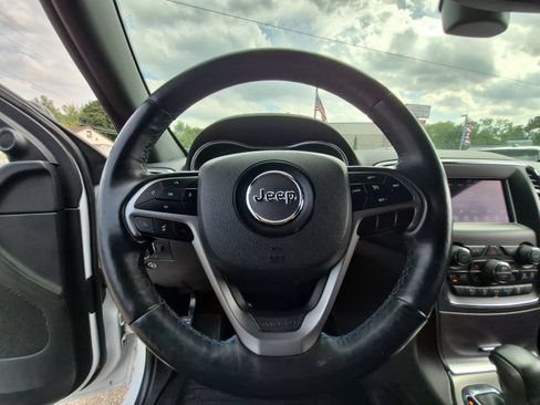 Used 2018 Jeep Grand Cherokee Laredo AWD/4WD image 19