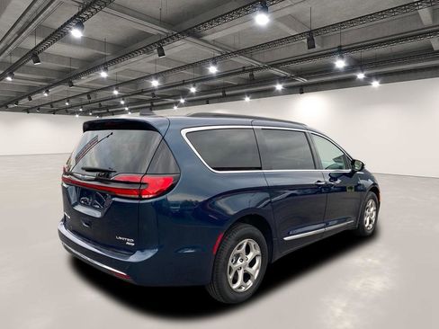 Used 2023 Chrysler Pacifica Limited image 7
