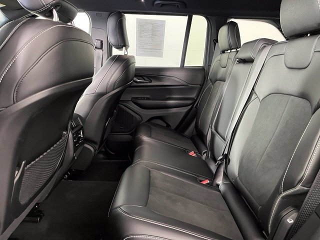 Used 2025 Jeep Grand Cherokee Altitude AWD/4WD image 38