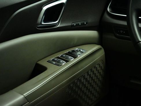 Certified 2025 Kia Carnival EX image 9