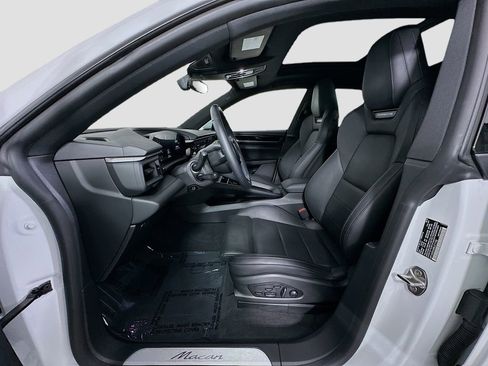 Certified 2025 Porsche Macan Electric image 5