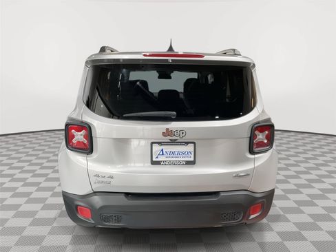 Used 2017 Jeep Renegade Latitude w/ Cold Weather Group AWD/4WD image 8