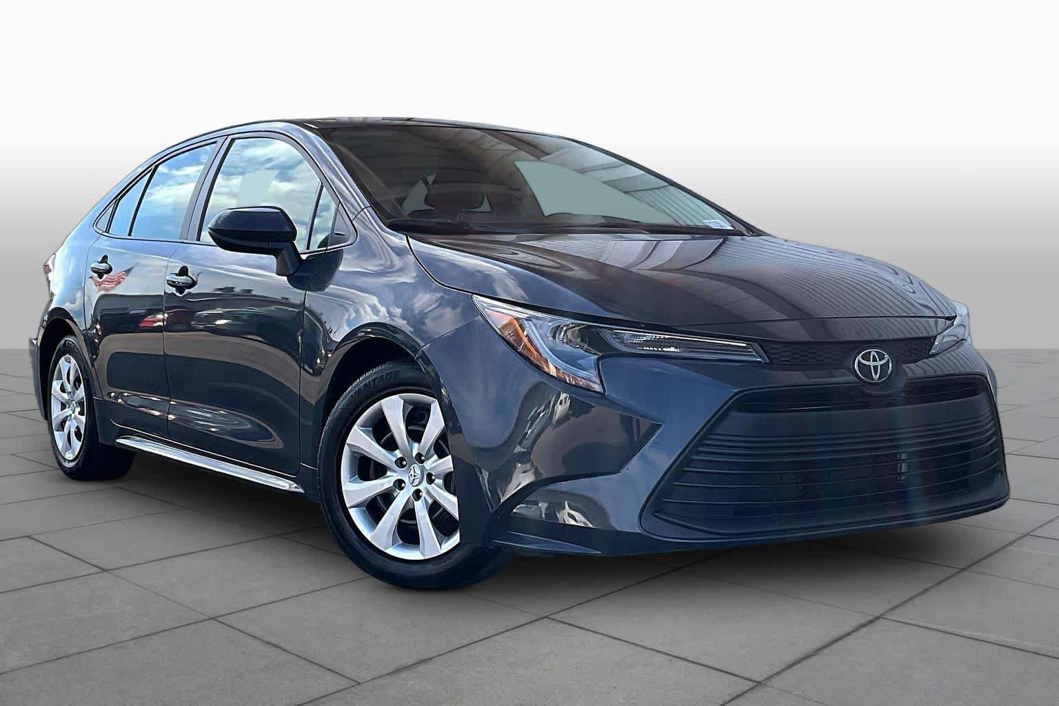 Used 2025 Toyota Corolla LE FWD image 3