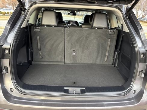 Used 2021 Toyota Highlander XLE image 8