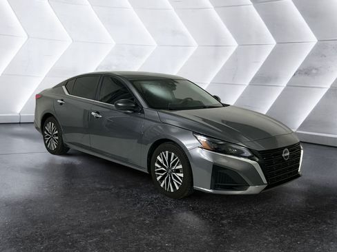 Used 2024 Nissan Altima 2.5 SV FWD image 1
