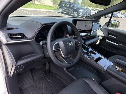 Used 2026 Toyota Sienna Limited FWD image 12