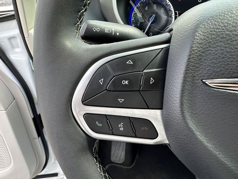Used 2024 Chrysler Pacifica Touring-L FWD image 24