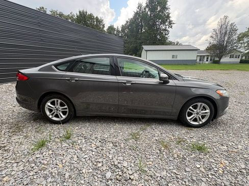 Used 2018 Ford Fusion SE w/ Fusion SE Technology Package FWD image 4
