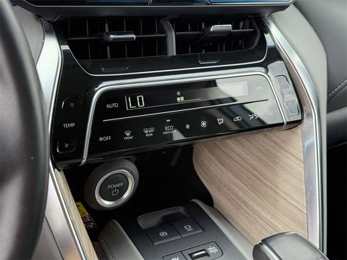 Used 2023 Toyota Venza XLE image 24