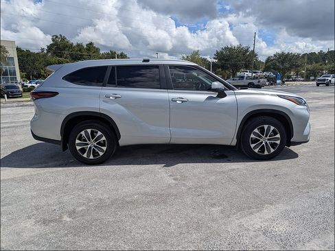 Used 2024 Toyota Highlander XLE FWD image 3