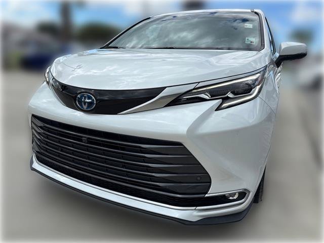 Used 2024 Toyota Sienna Platinum FWD image 3