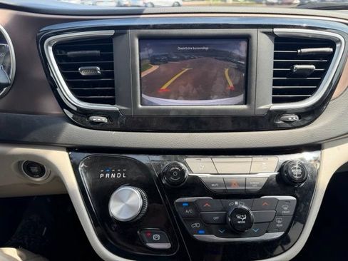 Used 2023 Chrysler Voyager LX FWD image 12