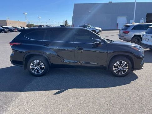 Used 2024 Toyota Highlander XLE image 4