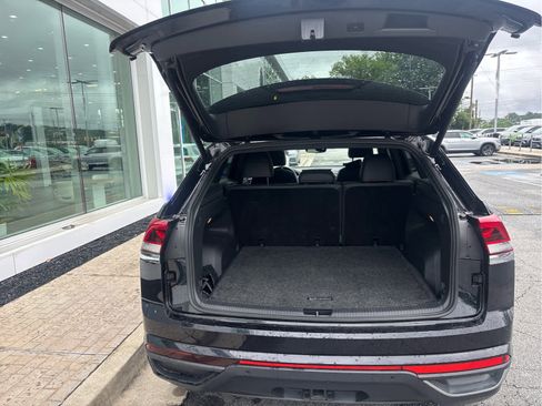 Used 2020 Volkswagen Atlas Cross Sport SE w/ Panoramic Sunroof Package FWD image 15