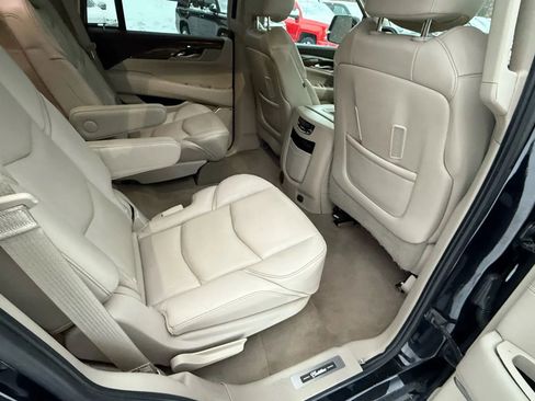 Used 2020 Cadillac Escalade Premium Luxury image 33