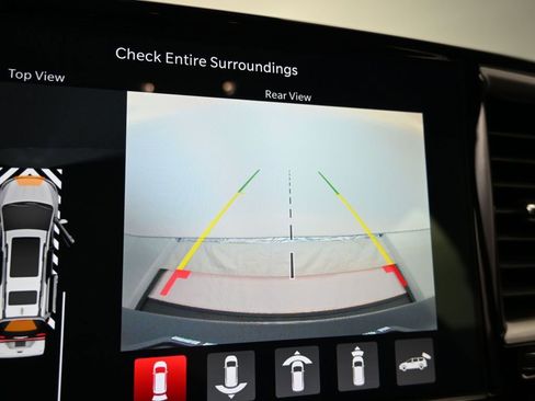 Used 2025 Chrysler Pacifica Select image 21