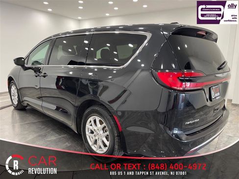 Used 2023 Chrysler Pacifica Touring-L FWD image 5