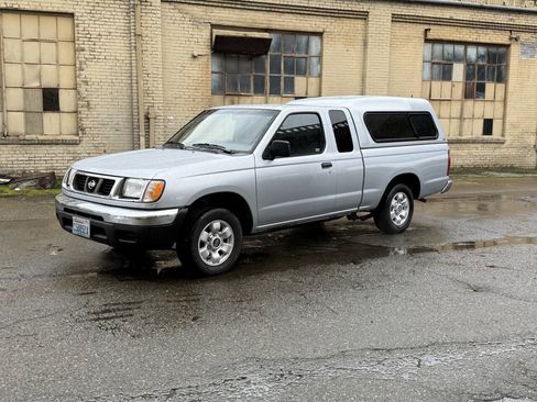 Used 2000 Nissan Frontier XE image 2