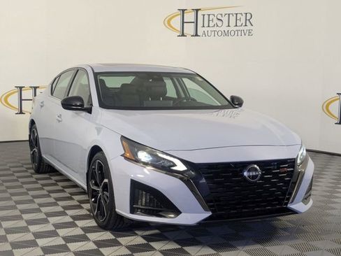 Used 2023 Nissan Altima 2.5 SR w/ SR Premium Package image 2