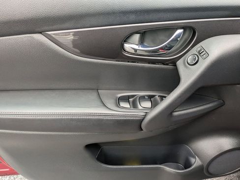 Used 2018 Nissan Rogue SV image 9