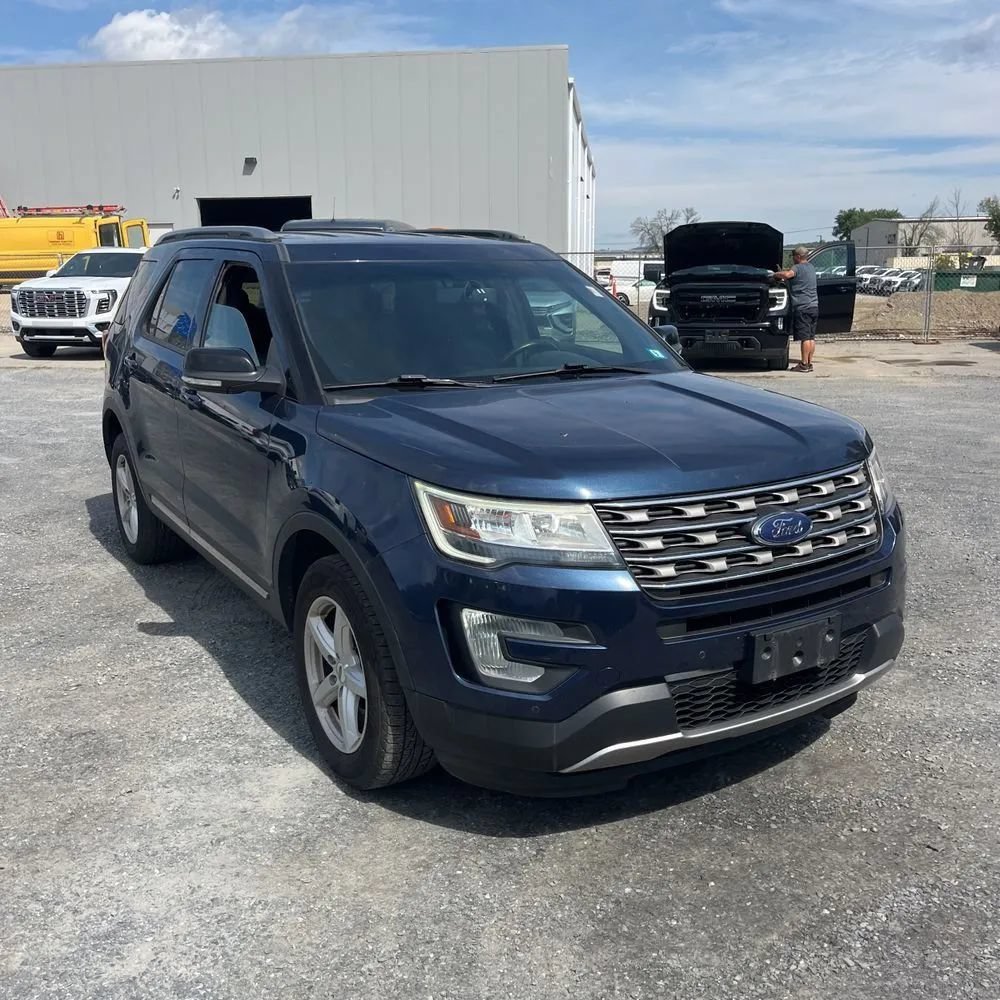 Used 2017 Ford Explorer XLT w/ Equipment Group 202A AWD/4WD image 12