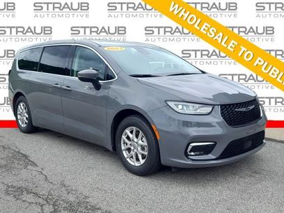 Used 2023 Chrysler Pacifica Touring-L