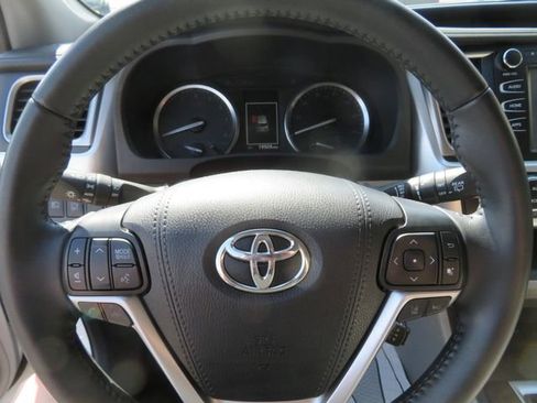 Used 2019 Toyota Highlander XLE image 22