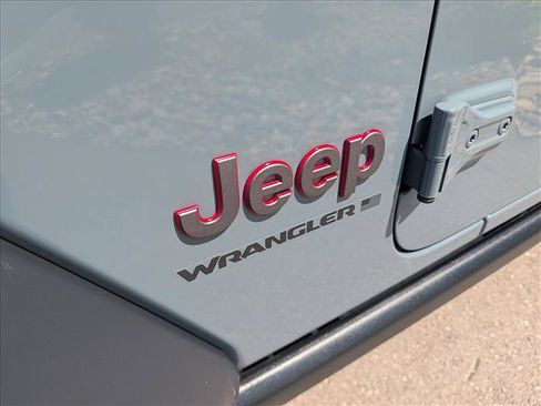 Used 2025 Jeep Wrangler Unlimited Rubicon AWD/4WD image 10