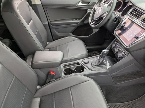 Used 2023 Volkswagen Taos SE w/ Panoramic Sunroof Package image 36