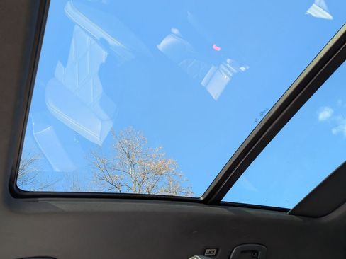 Used 2025 Volkswagen Atlas Cross Sport SE w/ Panoramic Sunroof Package AWD/4WD image 25