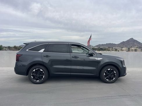 Used 2024 Kia Sorento S image 3