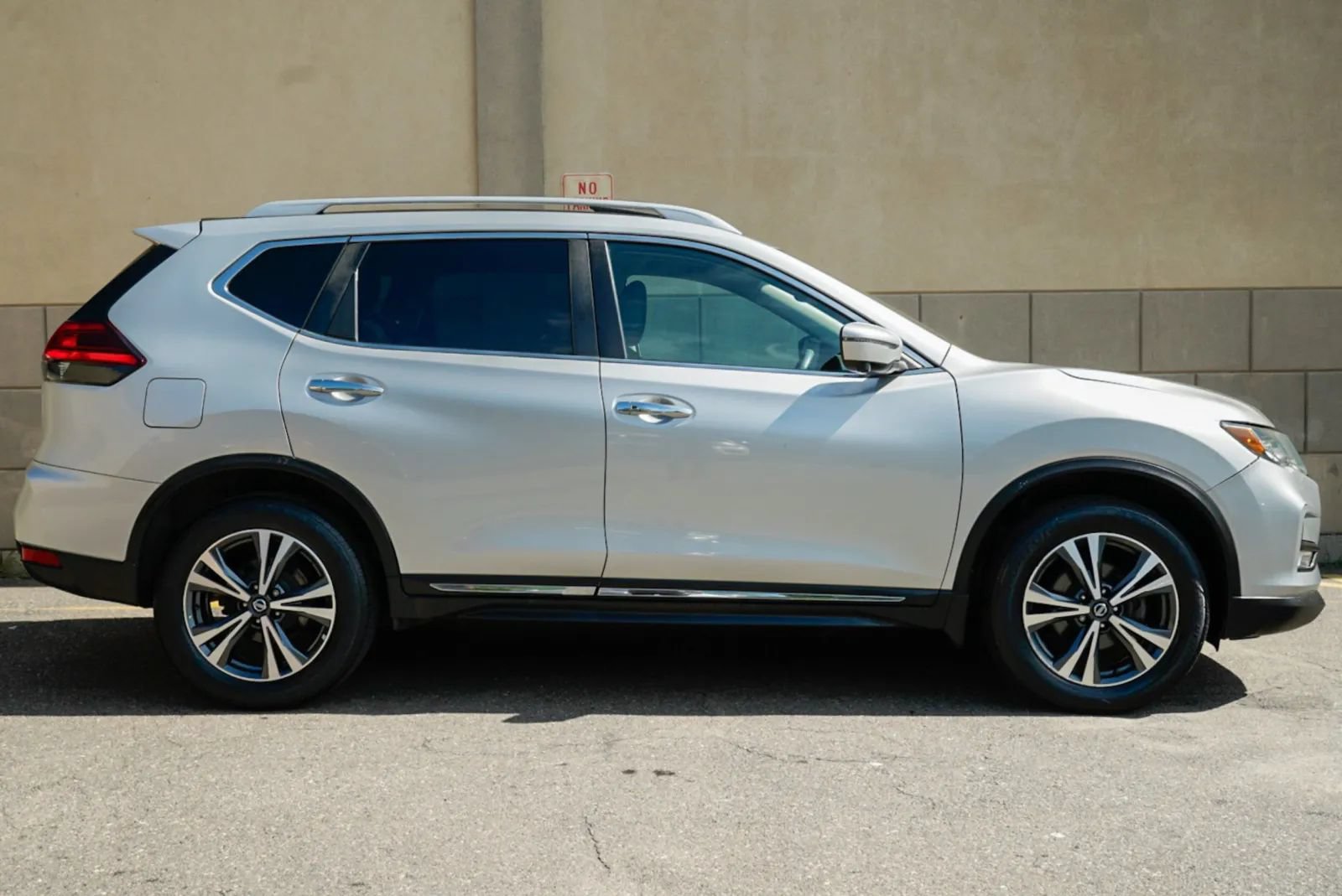 Used 2017 Nissan Rogue SL w/ SL Premium Package AWD/4WD image 4