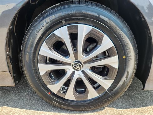 Used 2022 Toyota Prius LE AWD/4WD image 19
