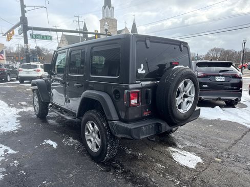 Used 2019 Jeep Wrangler Unlimited Sport S image 4