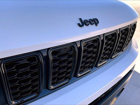 Used 2024 Jeep Grand Cherokee L Altitude AWD/4WD image 29