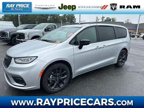 Used 2026 Chrysler Pacifica Limited w/ S Appearance Package FWD image 1