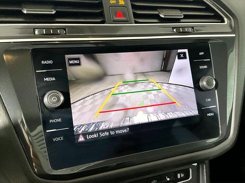 Used 2020 Volkswagen Tiguan SE image 17