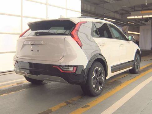 Used 2023 Kia Niro Wave w/ Wave Preserve Package FWD image 3