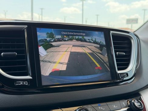 Used 2024 Chrysler Pacifica Touring-L FWD image 19