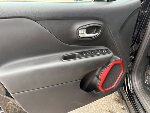 Used 2023 Jeep Renegade Latitude AWD/4WD image 20