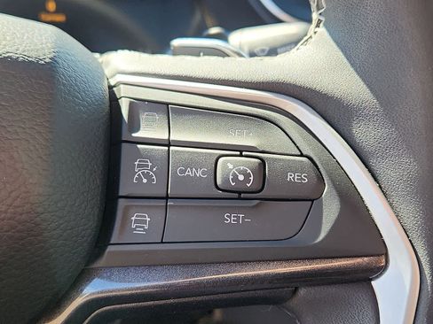 Used 2023 Jeep Grand Cherokee Altitude AWD/4WD image 19