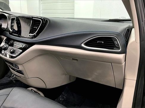 Used 2021 Chrysler Pacifica Touring-L w/ Uconnect Theater Family Group image 15