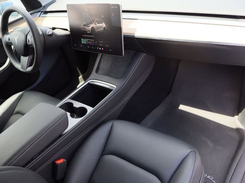 Used 2024 Tesla Model Y Long Range AWD/4WD image 27