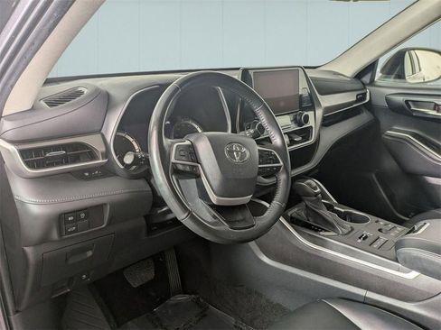 Used 2023 Toyota Highlander XLE image 9