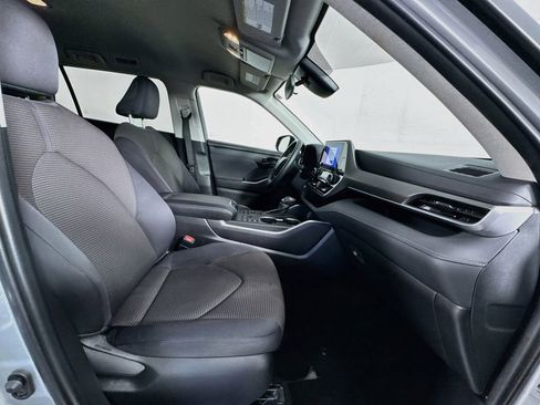 Used 2024 Toyota Highlander LE AWD/4WD image 28